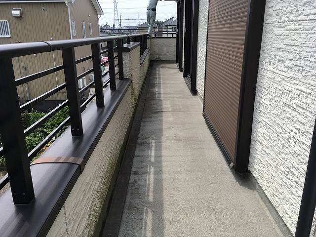 ベランダ床の防水を確認